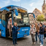 Nano banana 2 thema reisen warm einladend freundlich blauer moderner reisebus bildungsreise ta